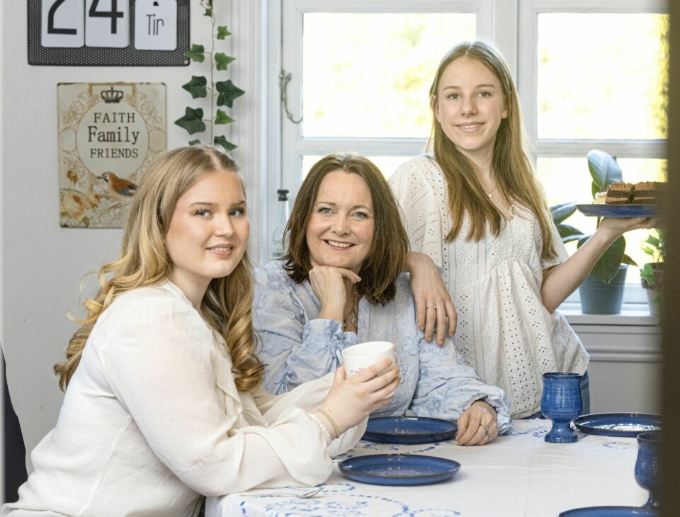 TRYGG TRIO: Mamma Cecilie i midten, Helena (stående) og Solveig har en nær relasjon og snakker sammen om det aller meste.