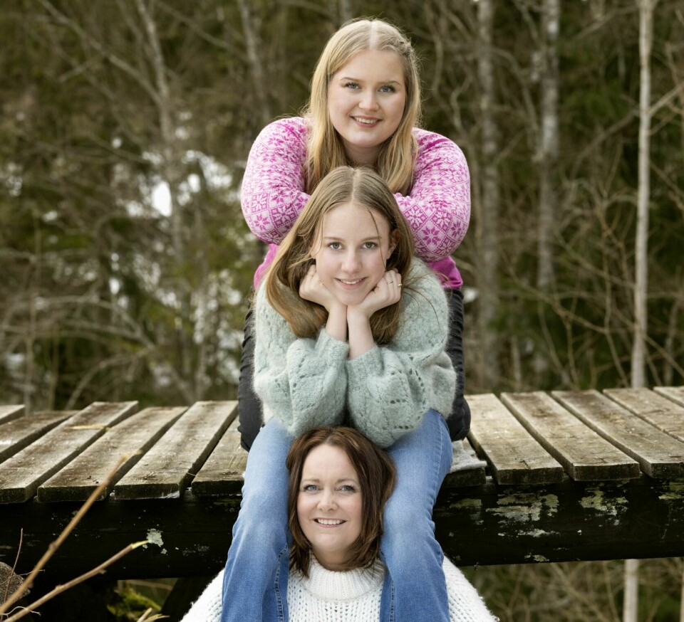 VÅR HELENA: Da Cecilie og hennes daværende ektemann adopterte Helena (i midten), var de opptatt av at storesøster Solveig skulle føle at Helena også var hennes. I dag er søstrene takknemlige for måten foreldrene bidro til å styrke relasjonen mellom dem.
