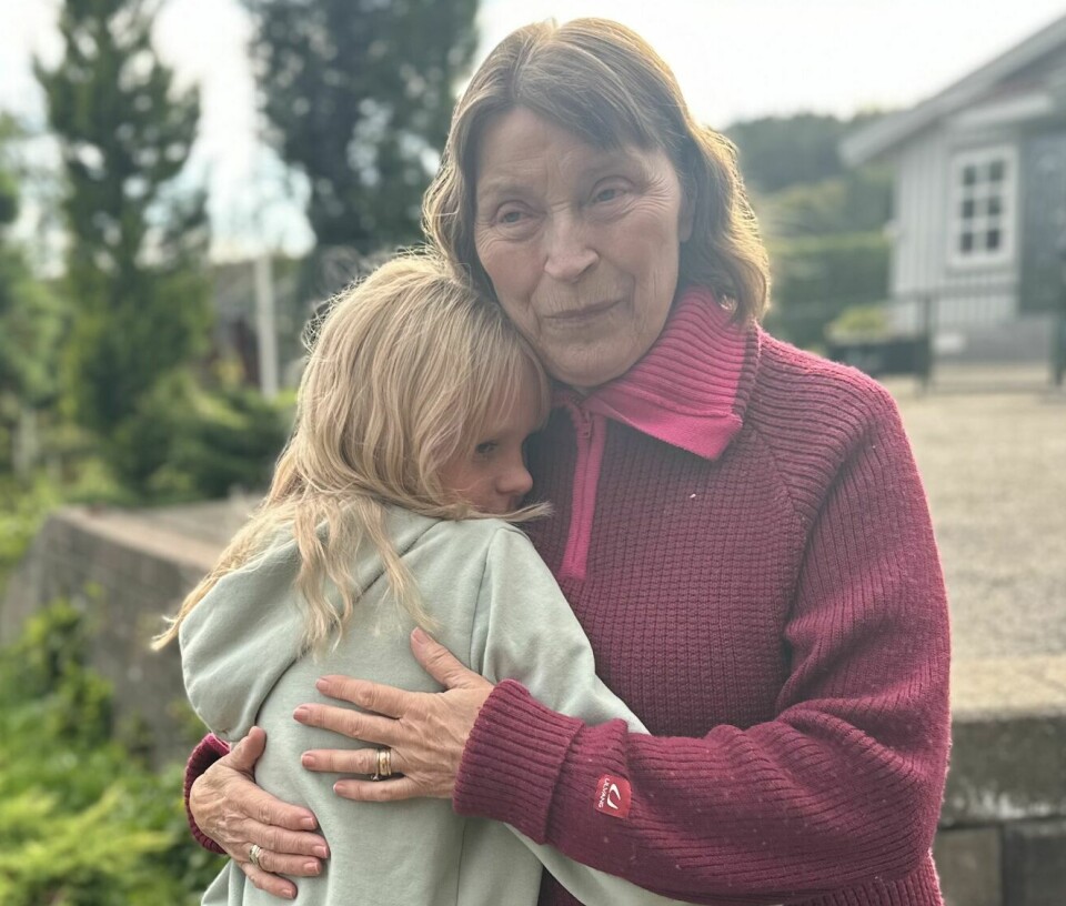 TÅRENES HISTORIE: Alma Ovidia (13) synes det er trist med en bestemor som endrer seg. Familien er åpen om situasjonen og snakker om at alle tårer har en historie.