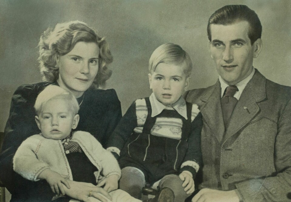 FAMILIEFOTO: Mamma Else med lille Arne på fanget, Reidar 3 år og pappa Erich. Bildet er tatt før Rose ble født. De flyktet til Vest-Berlin med alle tre barna i på starten av 50-tallet.