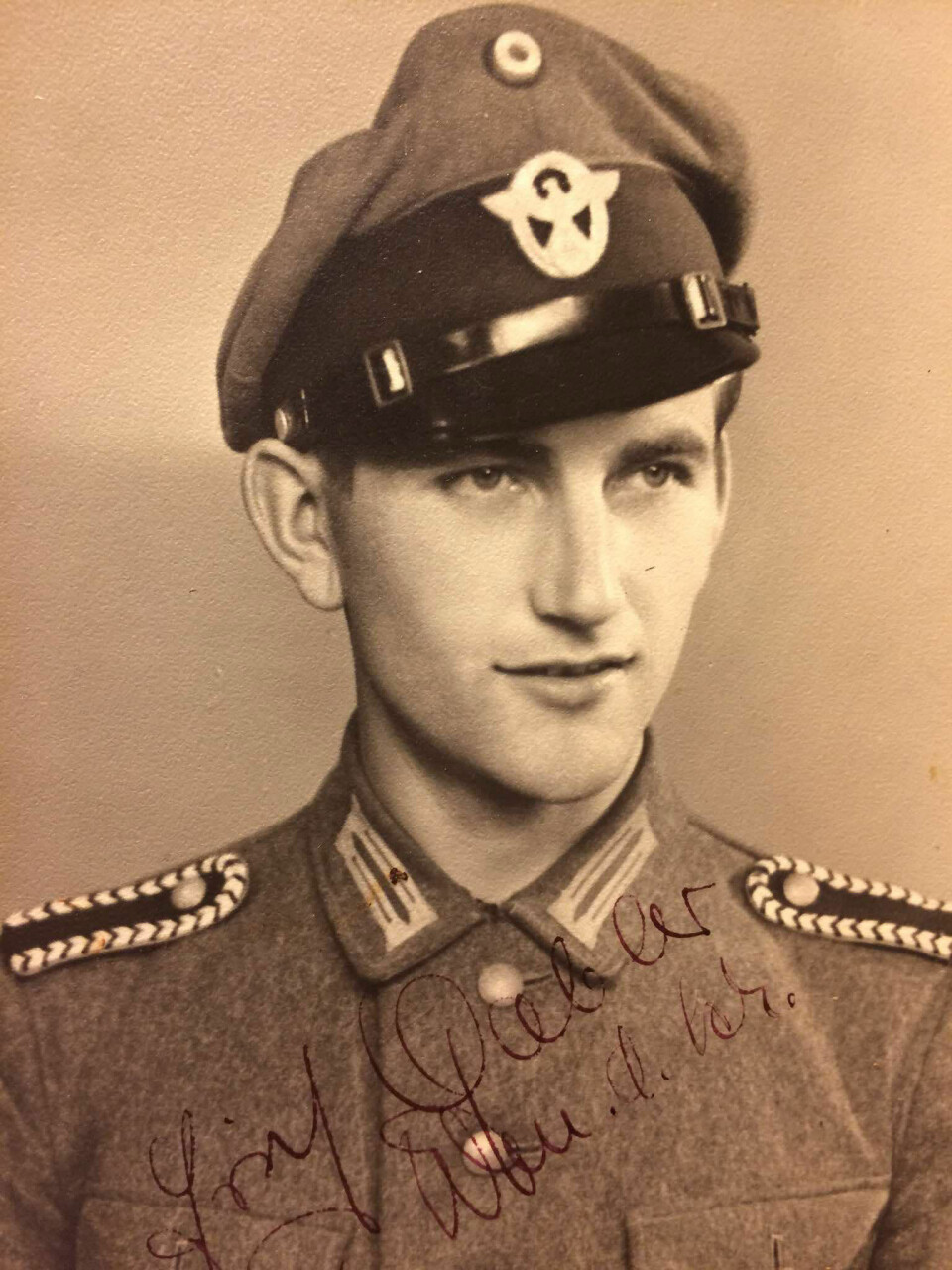 KJEKK: Else Marie Huth er 22 år og jobber på forsyningsmottaket på Notodden da hun traff den tyske soldaten Erich Gabler.