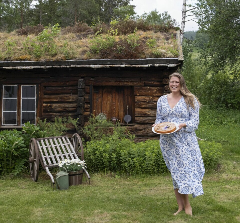 ELDHUSET: Det gamle huset står som det alltid har stått. Lisa Marie skal snart servere kake på langbordet ute.