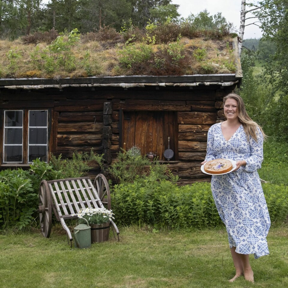 ELDHUSET: Det gamle huset står som det alltid har stått. Lisa Marie skal snart servere kake på langbordet ute.