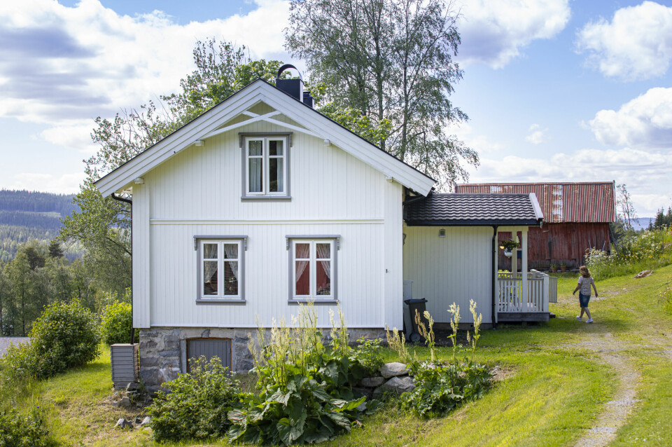 EKTE SMÅBRUKSIDYLL: Nå kan Svendsrud stå støtt i 100 år til. I nabohuset bor broren til Aase med familie.