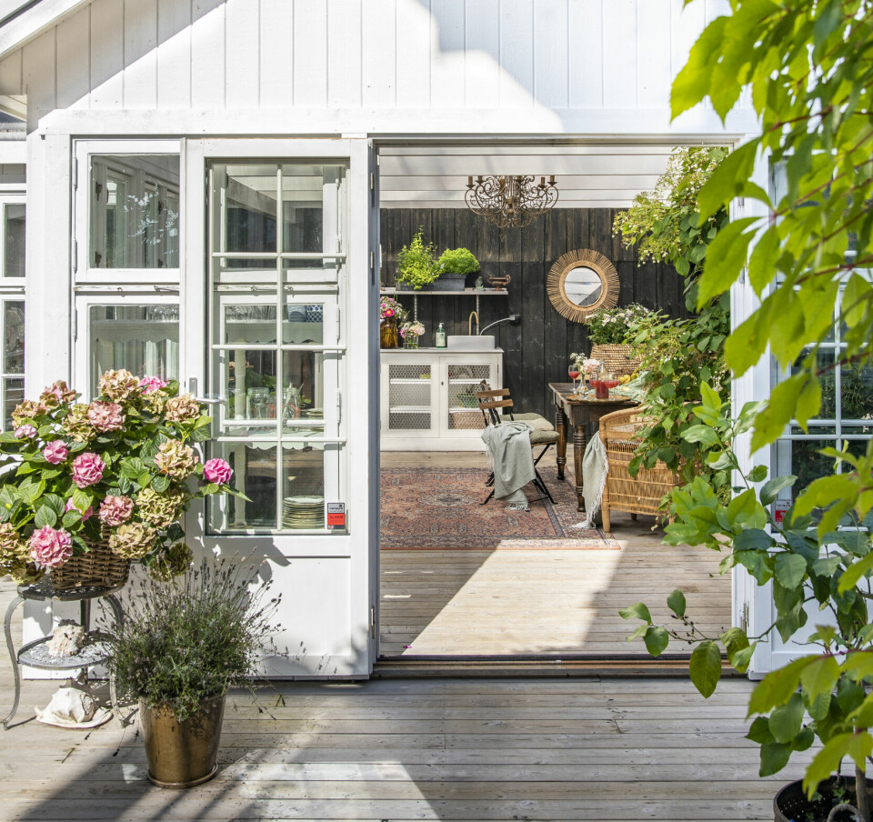 FRODIG OG LYST: Både plattingen og hagehuset har Maj og Sveinung fått bygd. De har også plantet mye i hagen.