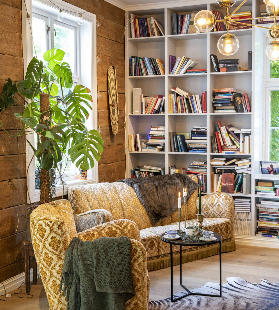ROLIG LESESTUND: Her kan man ta seg en pause, nyte en myk sofa, en god kopp kaffe og lese litt i en bok. Villa Utsikten skal føles hjemmekoselig.