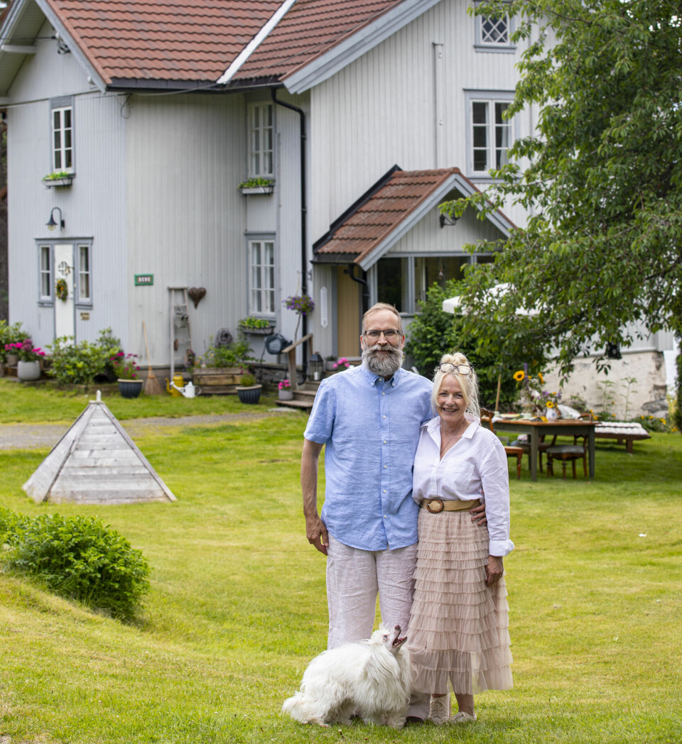 PÅ FAMILIEGÅRDEN: Helen og Ole er veldig glad for at de bosatte seg på familiegården til stefaren til Helen; Gunleik. Her planlegger de fremtiden og nyter nåtiden.