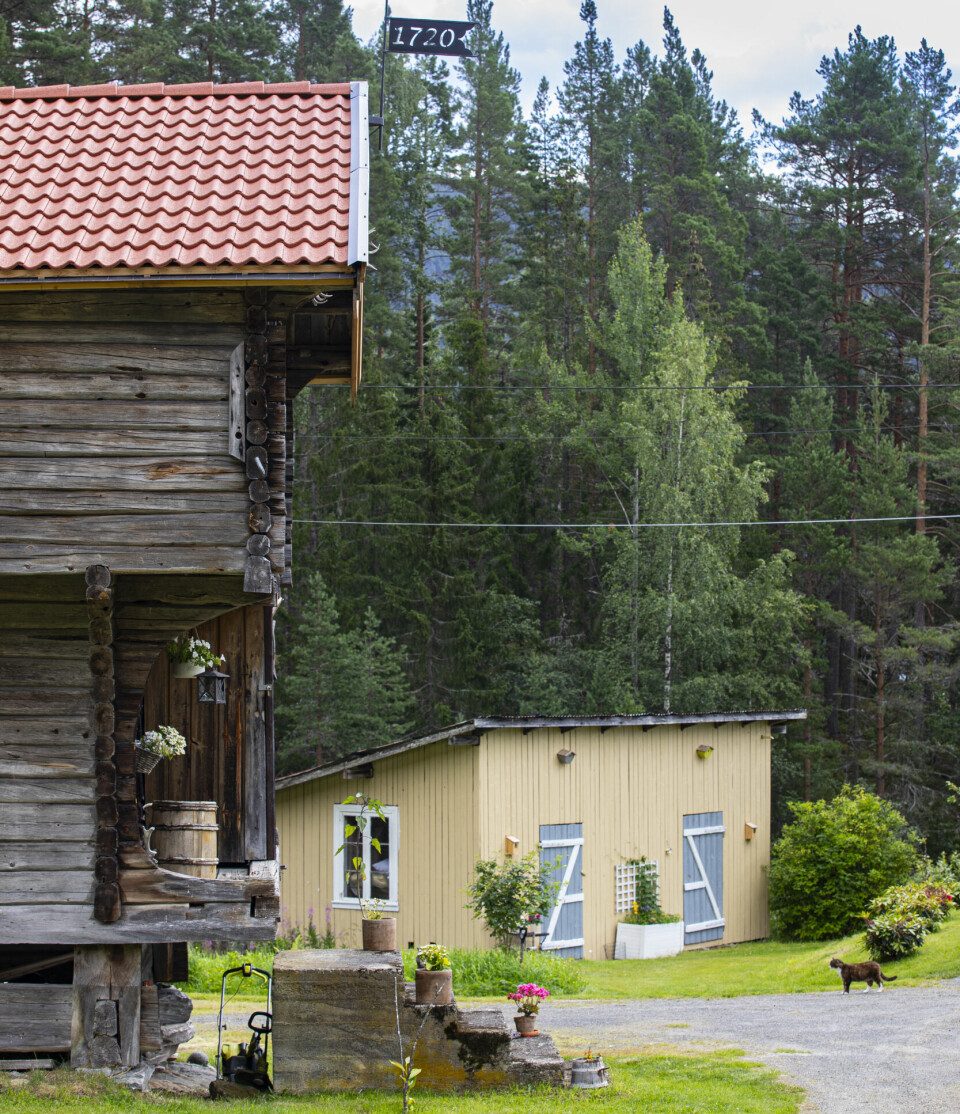 IDYLL PÅ TUNET: Det er en stor tomt som hører til gården, og det gamle stabburet danner et fint tun.
