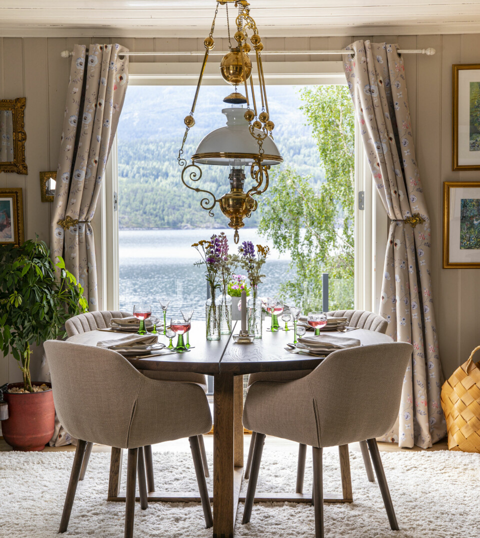 MIDDAG MED UTSIKT: Når Helen åpner opp begge verandadørene er det vakker utsikt fra spisebordet. De har nylig byttet til et rundt, nyere spisebord. Ole var lei de gamle, vaklete stolene.