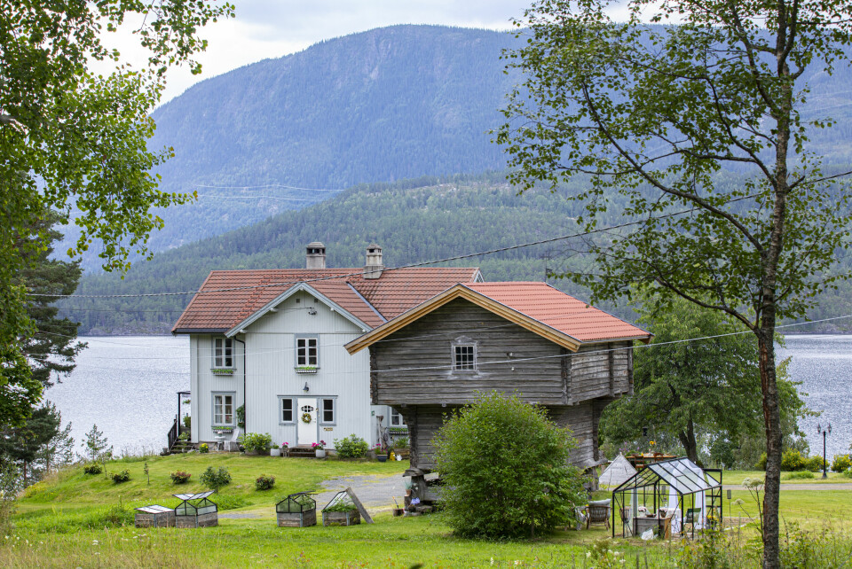 BELIGGENHET: Gården ligger med vakker utsikt ned mot Tinnsjøen ved Hovin brygge. Den består av huset til Helen og Ole, og nabohuset hvor moren og stefaren til Helen bor.