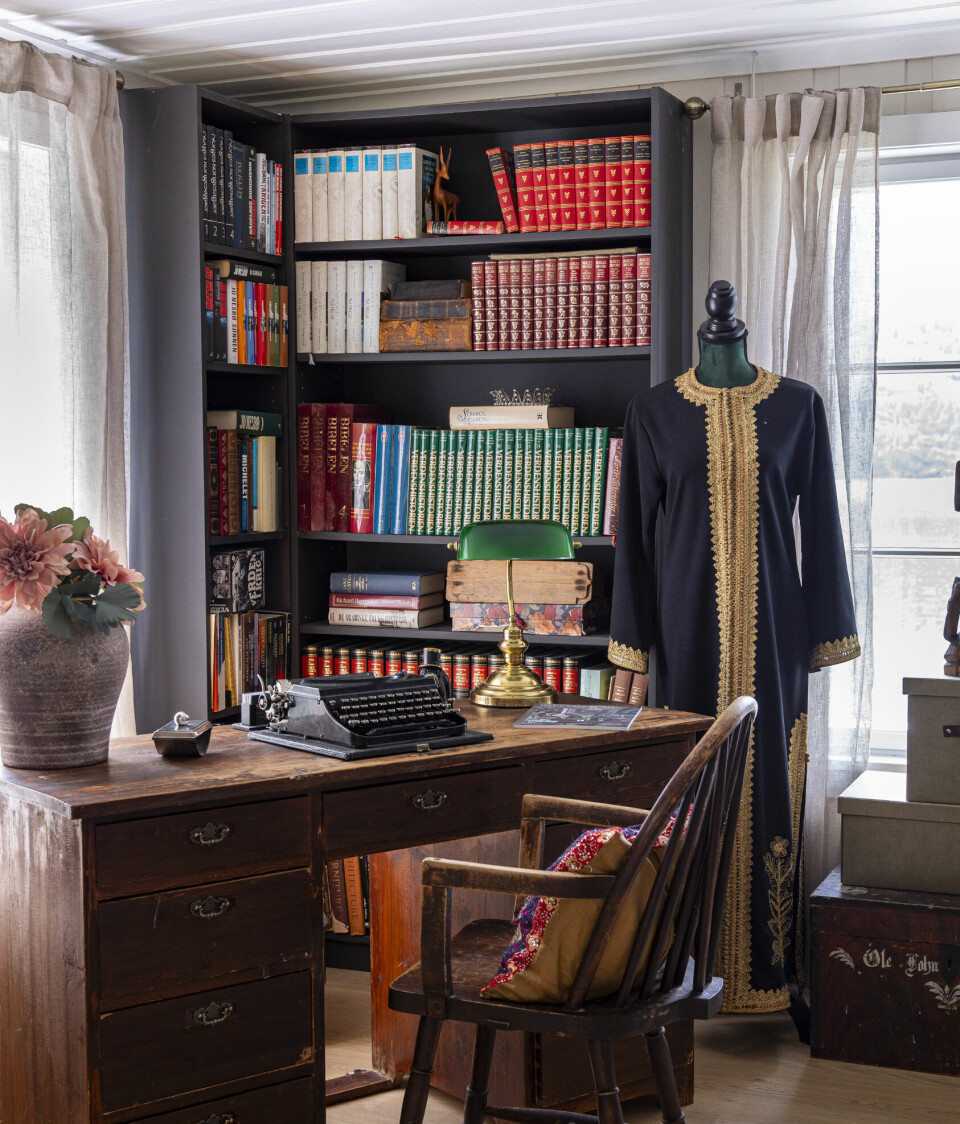 HERSKAPELIG KONTORKROK: Her på soverommet har paret fjernet en vegg, så de får utsikt mot Tinnsjøen også fra soverommet. I enden av rommet har Helen innredet en kontorkrok med bibliotek.