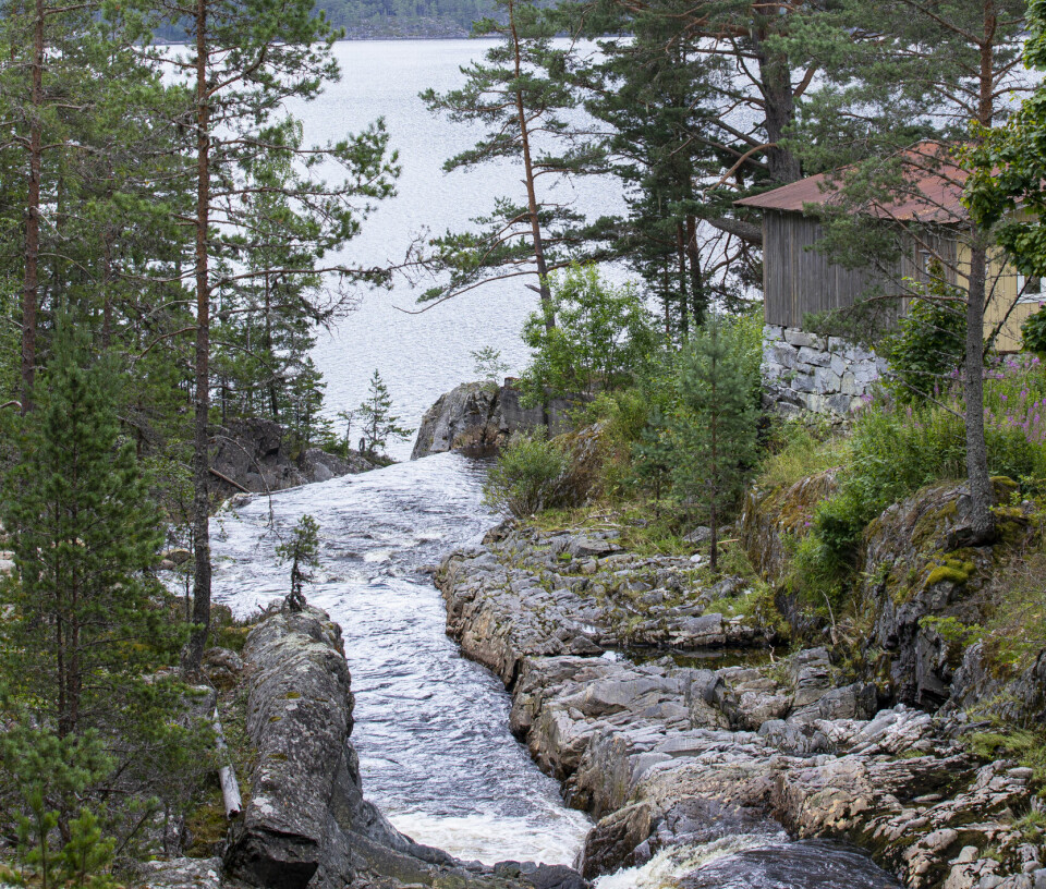 TETT PÅ RÅ NATUR: Nærmeste nabo er brusende foss. Her var det i sin tid kraftverk og mølle.