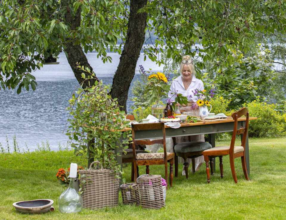 UNDER MORELLTREET: Paret syns det er viktig å ta velfortjente pauser innimellom alle prosjekter på gården. Nå skal de kose seg med en kaffekopp under morelltreet.