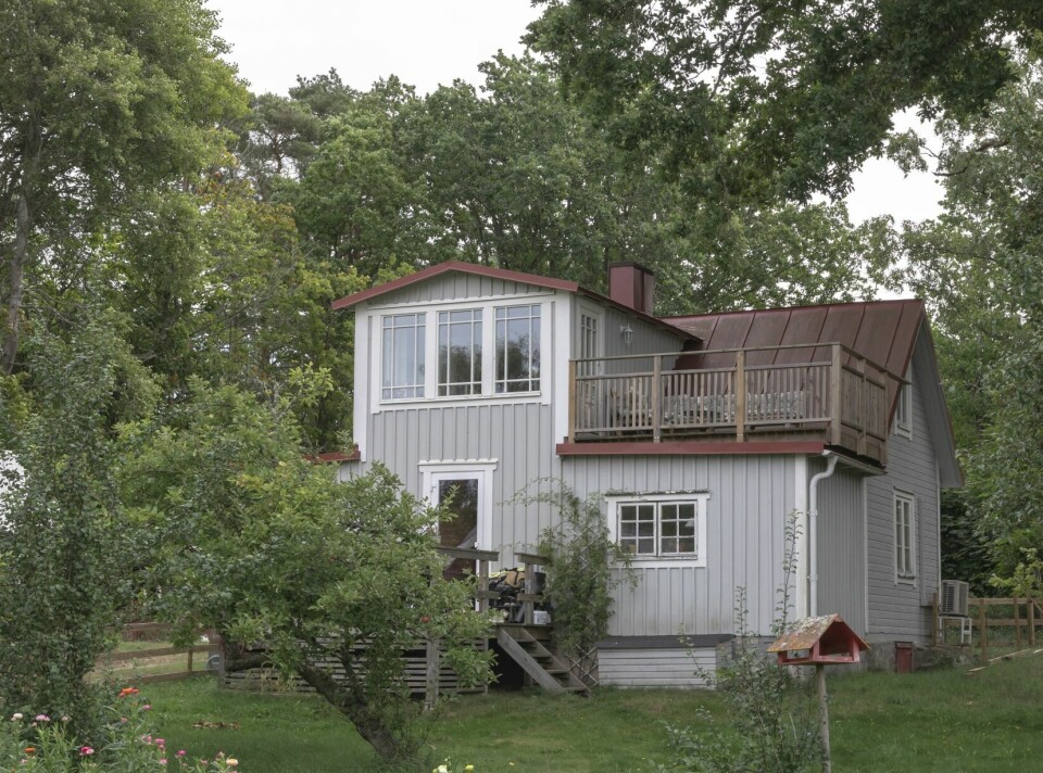 FRODIG HAGE: Fra terrassen kan familien vandre ut på gresset og plukke med seg blomster og godsaker fra kjøkkenhagen.