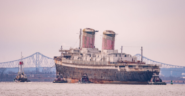 SISTE SEILAS: Glimt av fordums storhet idet SS United States forlater Philadelphia i 2025. Her lå det fortøyd i 29 år før det ble slept til Florida, hvor planen er at det skal bli verdens største kunstige rev.