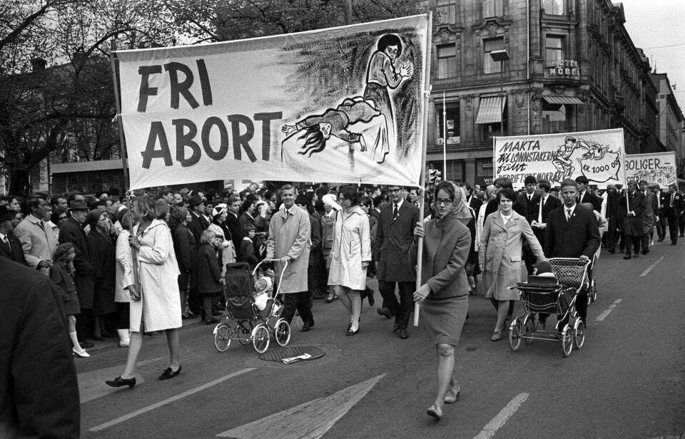 BESTEMME SELV: Skam og skrekk, gru og redsel. Kvinner har i århundrer utført ulovlig aborter med livet som innsats. De som ble gravide utenfor ekteskapet, ble kalt tøyter og horer, mens mannen gikk fri. Først i 1975 kunne kvinner i Norge søke om abort ikke bare av medisinske årsaker, men også på grunn av sosiale forhold.