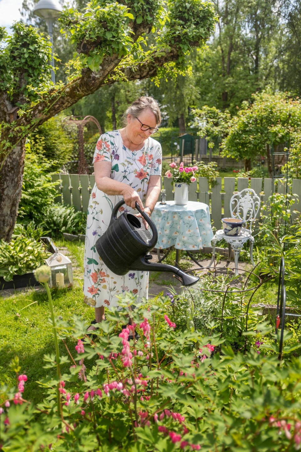KOSELIG JOBB: Å vanne blomster og pusle i hagen er helt topp for Bjørg. Og her er ikke poenget at alt skal være striglet – Bjørg bryr seg ikke så fælt om ugress.