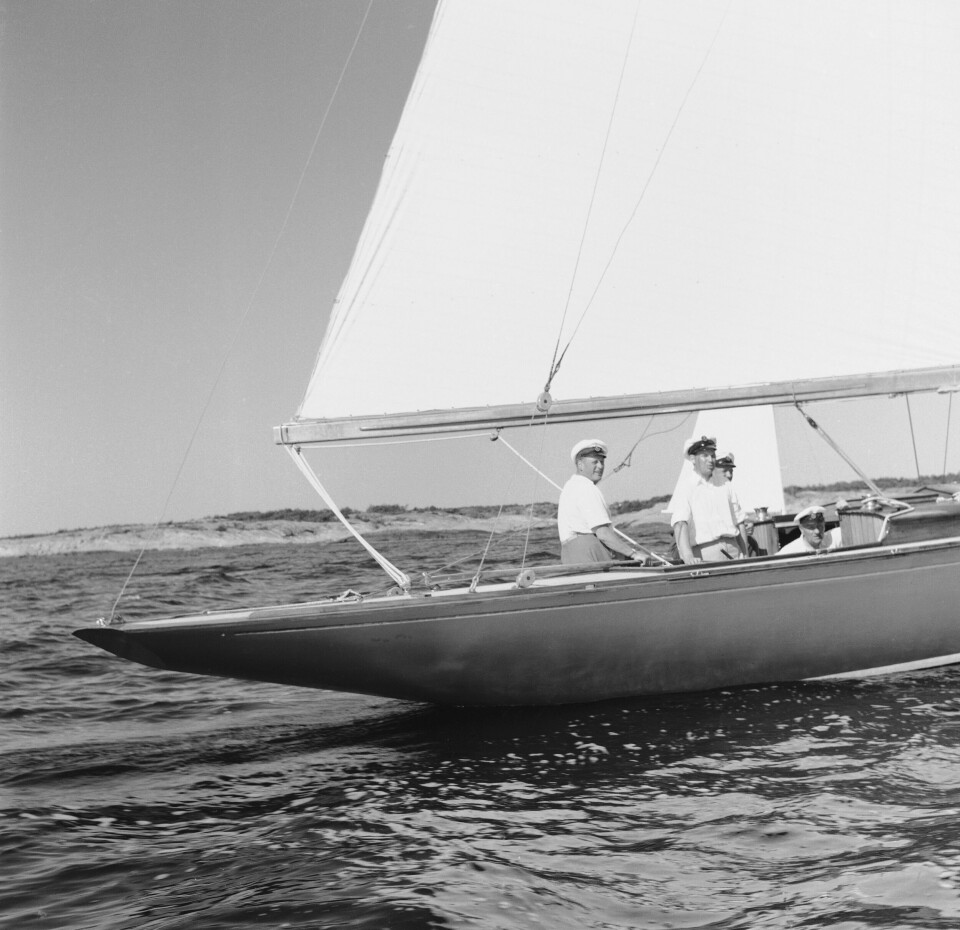 HANKØ 4. JULI 1959: Kronprins Harald deltar i regatta på Hankø. Her sees kong Olav i sin båt Sira. Kong Olav var daglig ute og så på sønnens prestasjoner på regattabanen.