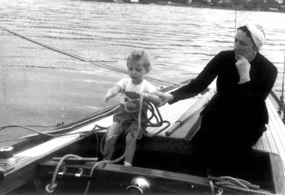 FØRSTE SEILTUREN: Prins Harald på sin første seiltur i kronprins Olavs åttemeter Sira. Ved sin sønns side, en litt engstelig kronprinsesse Märtha. Bildet er tatt sommeren 1939, og fotografen er høyst sannsynlig en stolt far, daværende kronprins Olav.