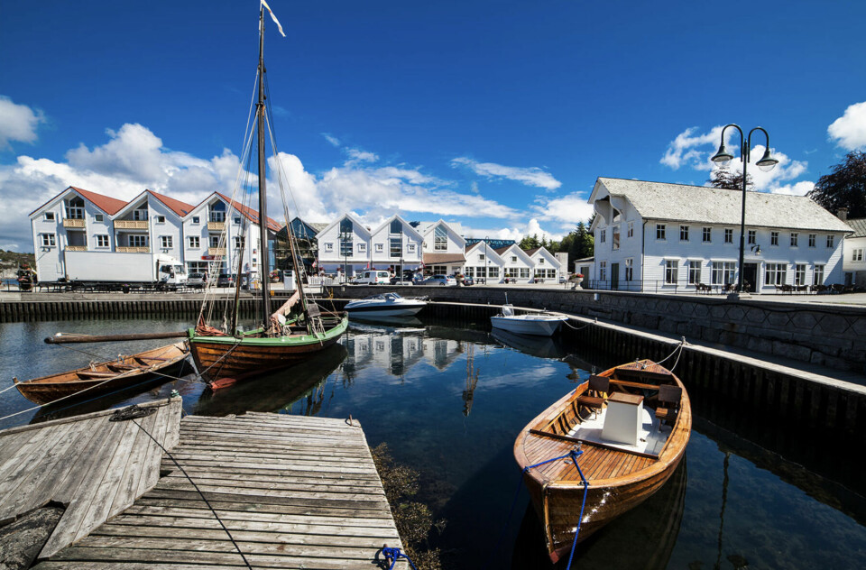 IDYLLISK: Bekkjarvik Gjestgiveri i Austevoll utenfor Bergen, har tatt imot reisende i 400 år.