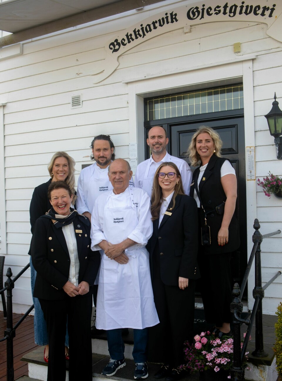STORFAMILIE: En sammensveiset familie tar imot deg i Bekkjarvik. Fra venstre bak: Camilla og Arnt, Ørjan og Cecilie. Foran: Asta, Øystein og Regine.