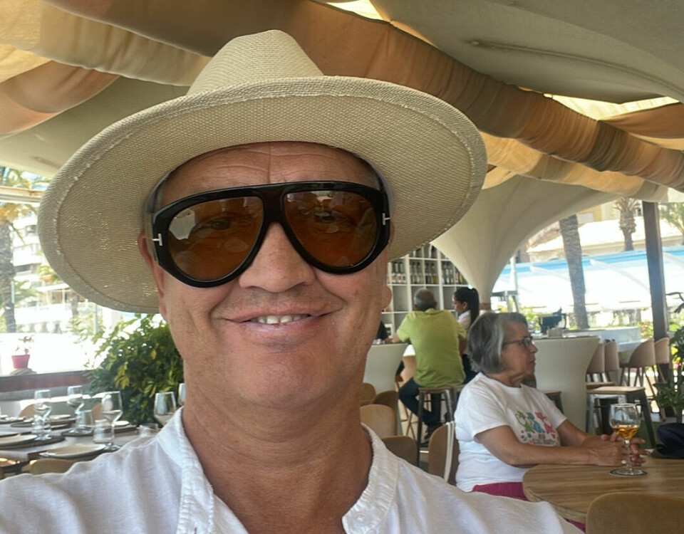GODE TRENINGSFORHOLD: I dag tilbringer Ole mye tid nede i leiligheten på Torrevieja i Spania. Her fra 17. mai i solfylte sør.