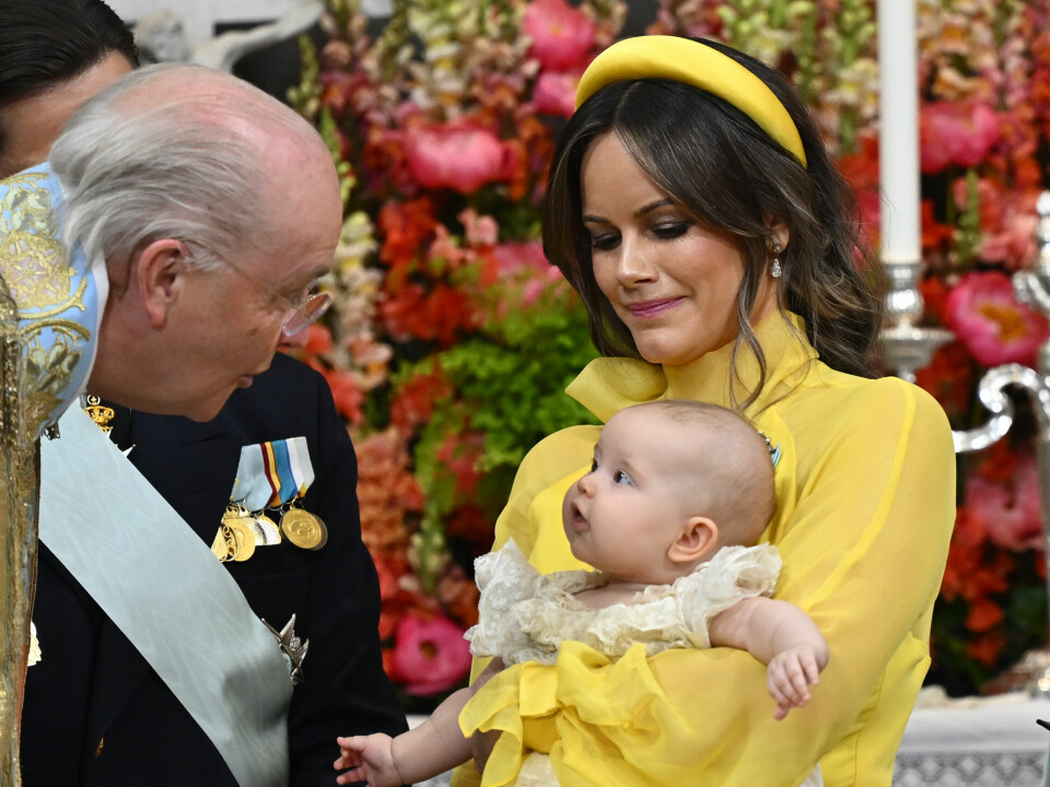 FORUNDRET BLIKK: Prinsesse Ines lurte nok på hvem biskop Johan Dalman var. Her er hun sammen medsin kjære mamma Sofia.