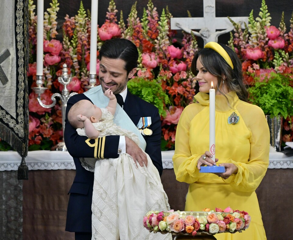 BARN NUMMER FIRE: Carl Philip og Sofia er blitt vant med barnedåper. Prinsessen bar en knallgul kjole fra Lars Wallin og valgte samme ørepynt som hun hadde da hun giftet seg nøyaktig 10 år tidligere.