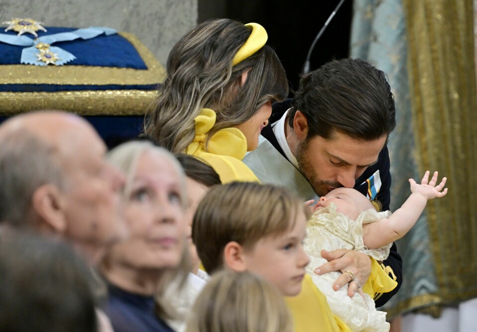 TRYGG FAVN: Prins Carl Philip og prinsesse Sofia roet ned prinsesse Ines før den høytidelige seremonien.