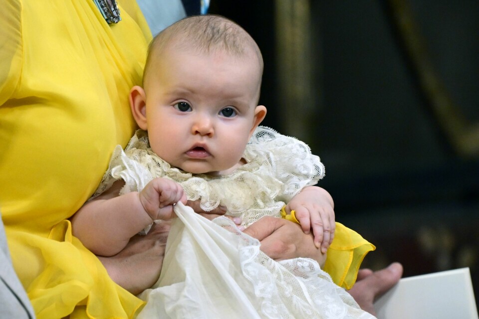FULGTE TRADISJONEN: Dåpskjolen som prinsesse Ines bar under seremonien, har vært brukt i kongefamilien i cirka 120 år.