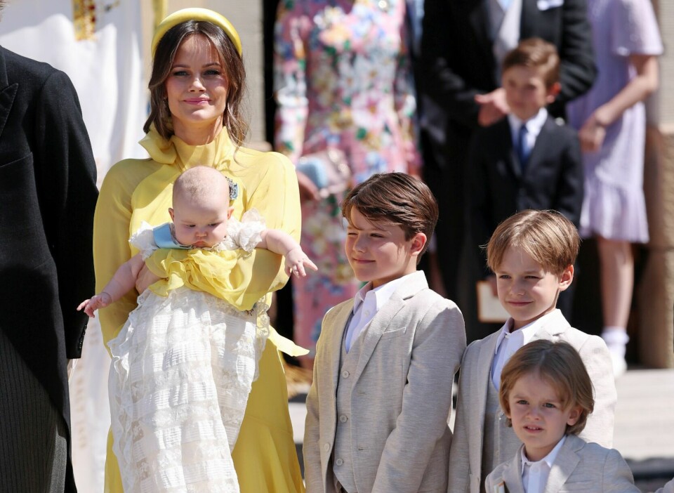 STOLTE STOREBRØDRE: Prins Alexander, prins Gabriel og prins Julian sammen med mamma Sofia og lillesøster Ines.