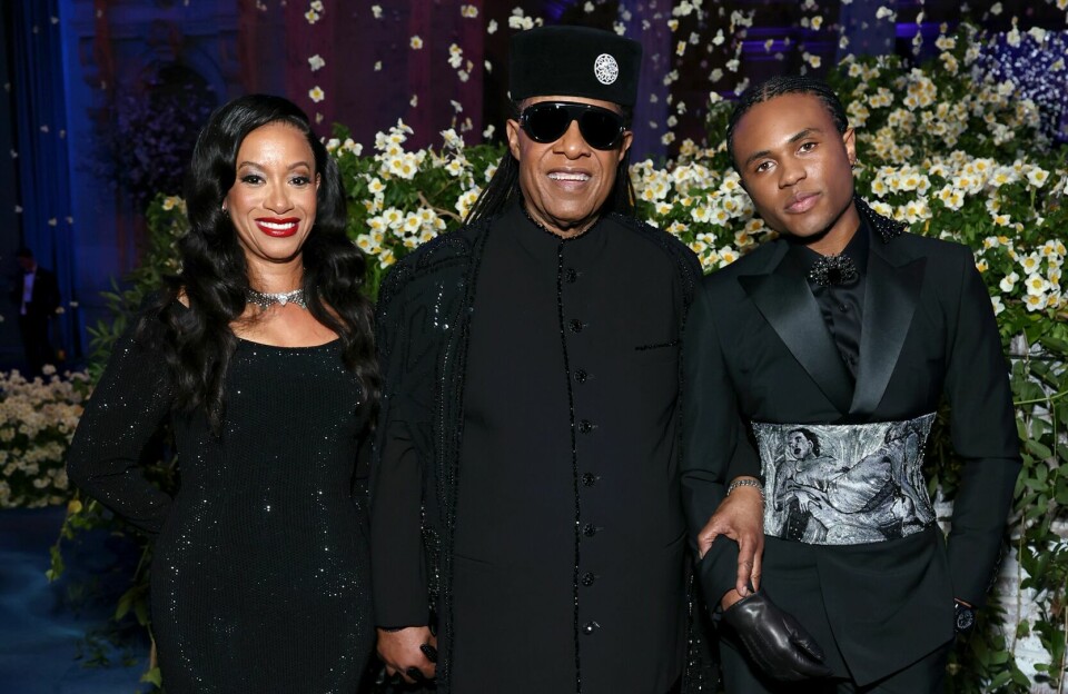 PÅ FEST: Stevie Wonder på Met-gallaen i New York i mai med sin nåværende kone, Tomeeka Robyn Bracy. Sønnen Kailand Morris til høyre fikk han med Kai Millard Morris. De skilte seg i 2012.