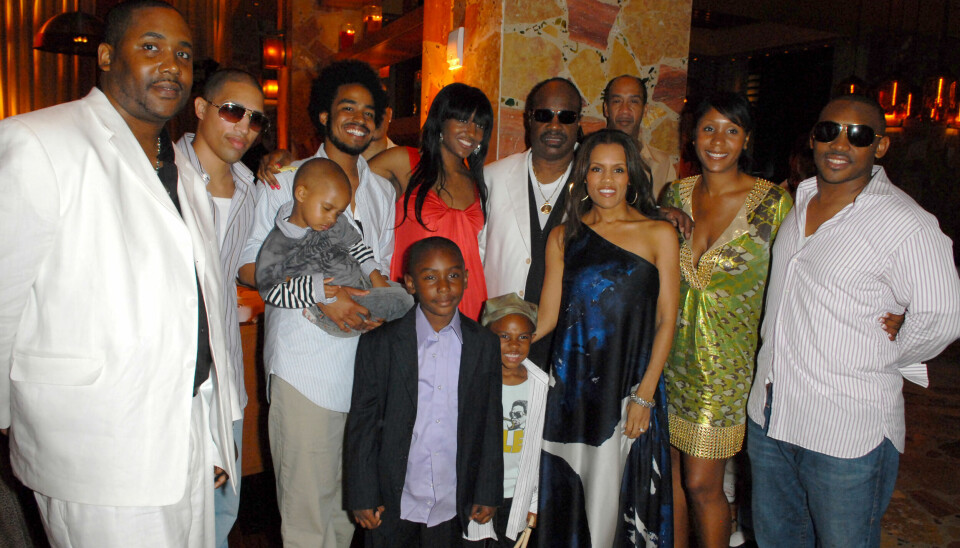 STOR GJENG: Stevie Wonder med sin familie i 2007. Bakerste rekke fra venstre: Keita Morris, Chad Millard, Kwame Morris, Sophia Morris, Stevie Wonder, Kai Millard Morris, Aisha Morris og Mumtaz Morris. Fremste rekke: Mandala Morris, Miles Morris og Kailand Morris.