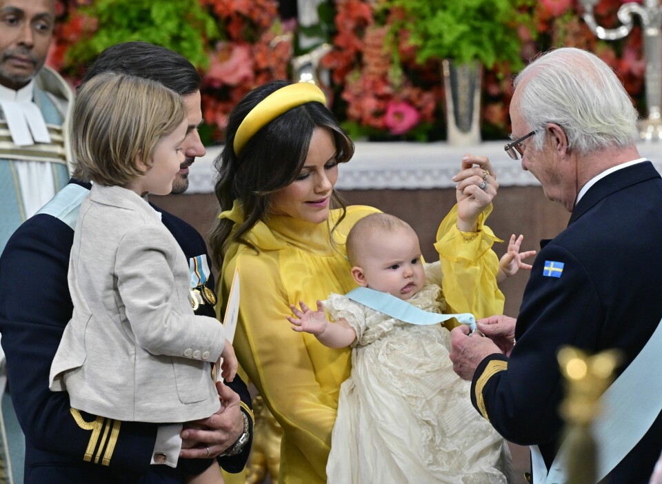 FIKK SIN FØRSTE ORDEN: Under dåpsseremonien ble prinsessen også tildelt Serafimerordenen av bestefar kong Carl Gustaf. Hun fikk ikke den store medaljen, men et lite, symbolsk, lyseblått bånd over høyre skulder.