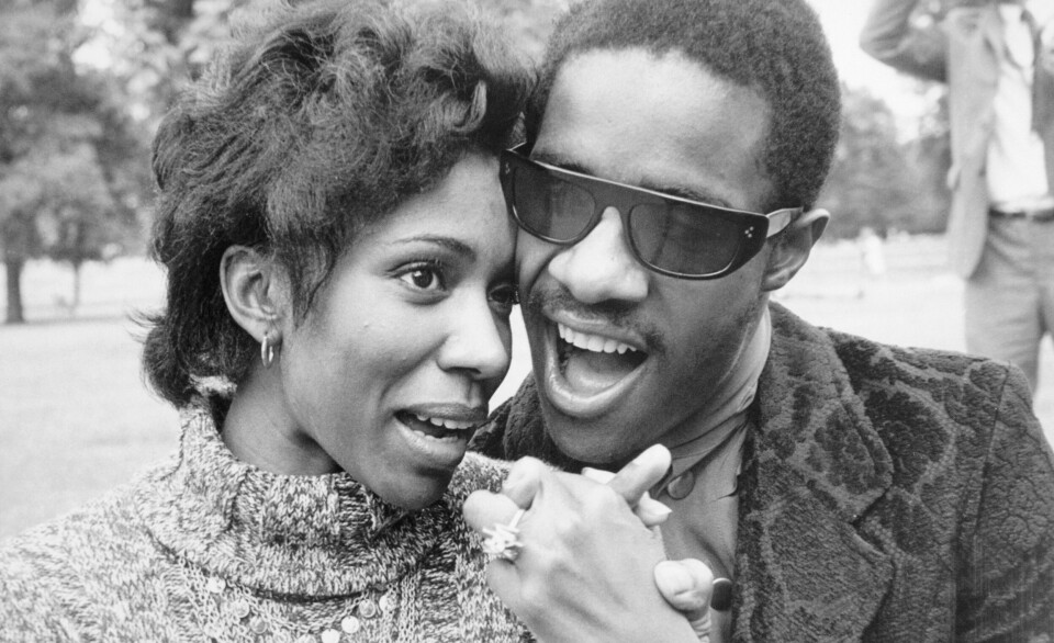 FØRSTE KONE: Her er Stevie Wonder og Syreeta Wrigh nyforlovede i 1970. Hun ble hans første kone, men de fikk ingen barn sammen.