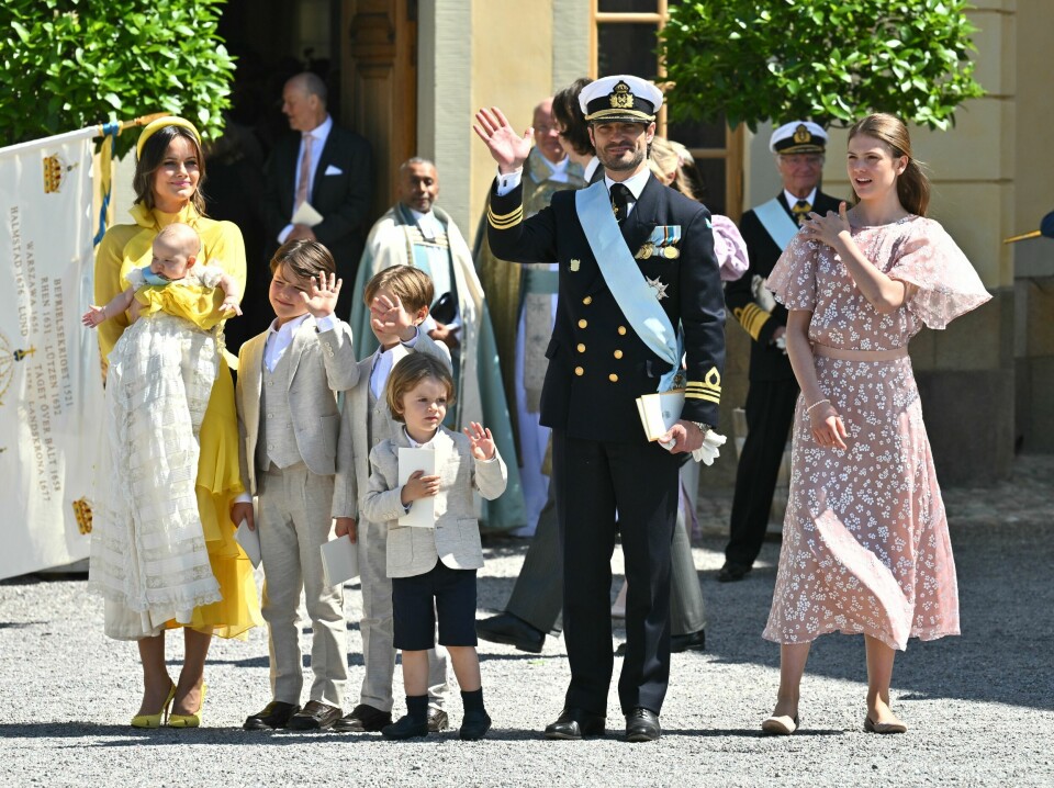 VEL OVERSTÅTT: Sofia, med Ines på armen, Alexander, Gabriel, Julian, Carl Philip og Estelle etter dåpsseremonien.