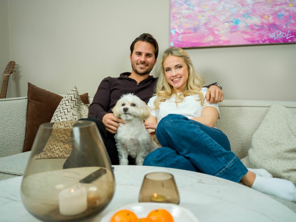 HELE FAMILIEN I SOFAEN: Emilie, Michael og hunden Eddie koser seg med TV-kvelder, og nå deler de dem med hele Norge i «Sofa» på TV 2.