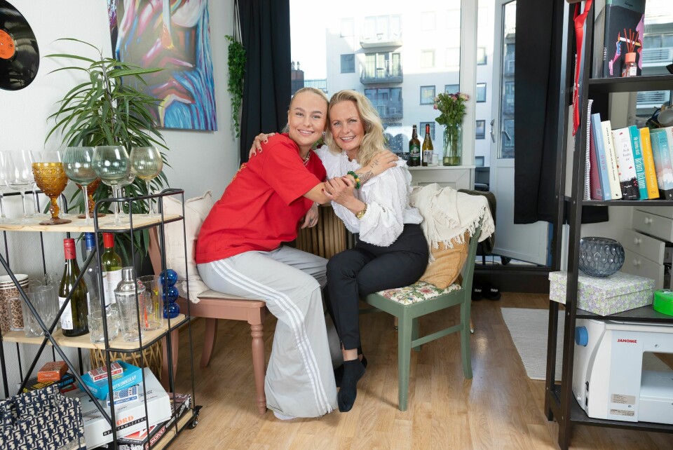 TETT KONTAKT: Othilie ler og forteller at Lisen pleide å ringe henne fem ganger om dagen før innspillingene. Nå spøker hun og sier at det kanskje er ti ganger daglig at datteren ringer.