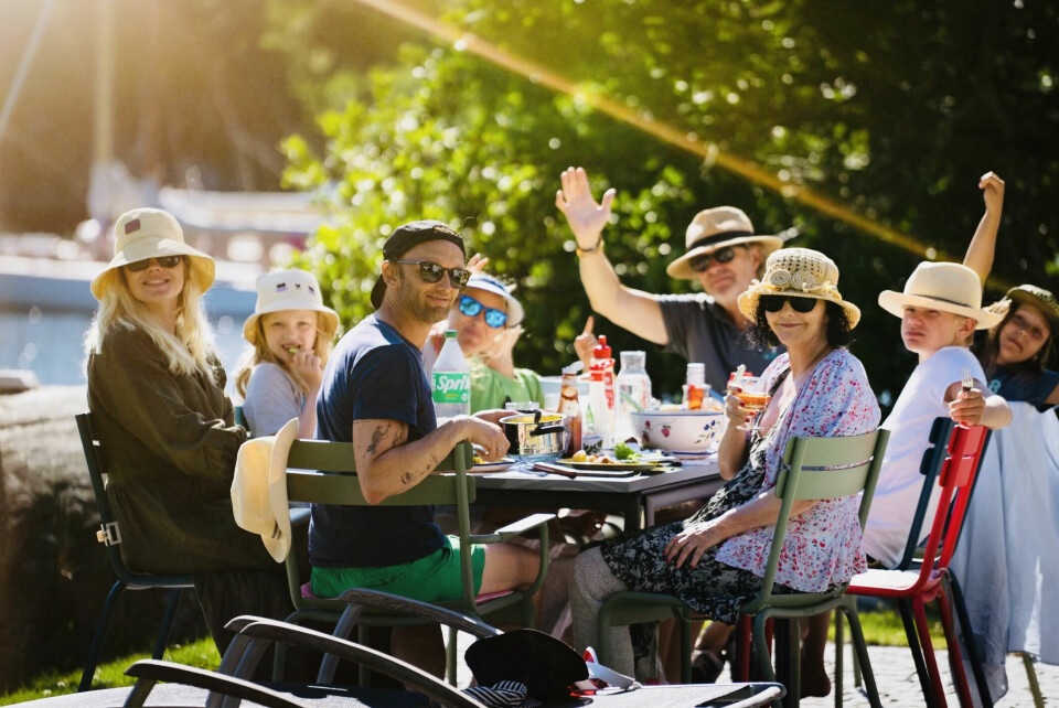 STORFAMILIEN: Unni samler mann, barn, svigerdøtre og barnebarn på hytta i Grimstad hver sommer.