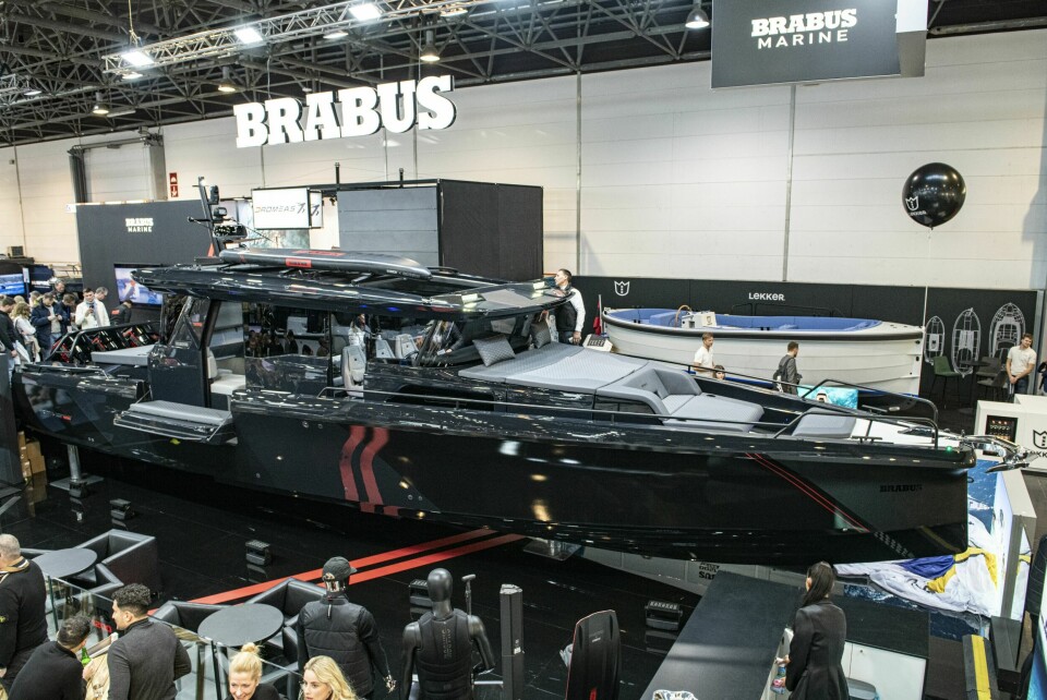 PÅ MESSE: Brabus Shadow 1200 XC Cross Cabin Black Ops Signature Edition på BOOT Düsseldorf.