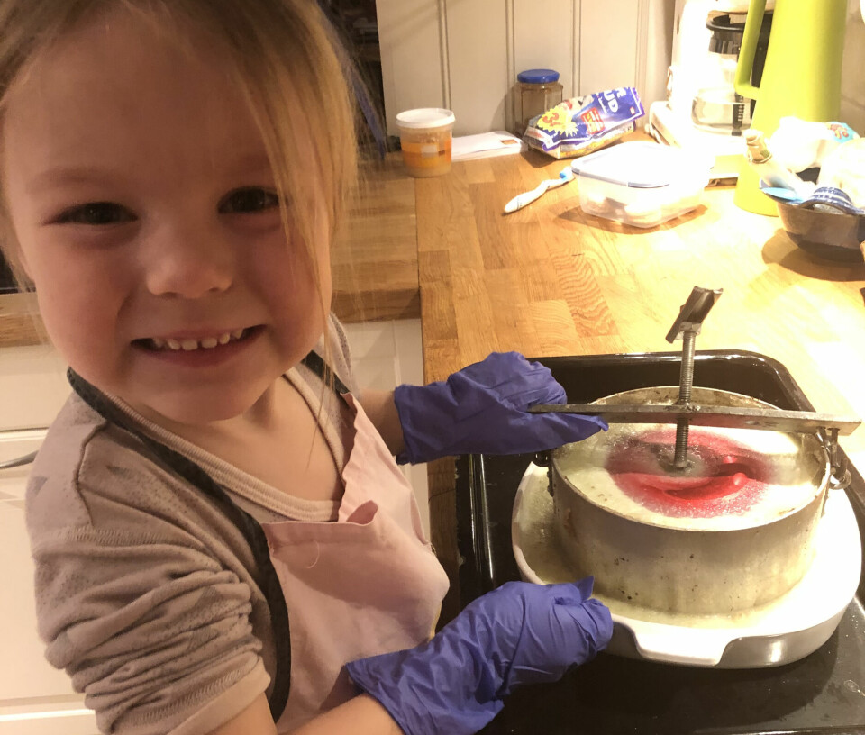 ELSKER Å BAKE: Lilja har elsket å bake så lenge hun kan huske, og læremestrene hennes har vært og er bestemødrene Toril Olvik og Kristin Bekkevold.