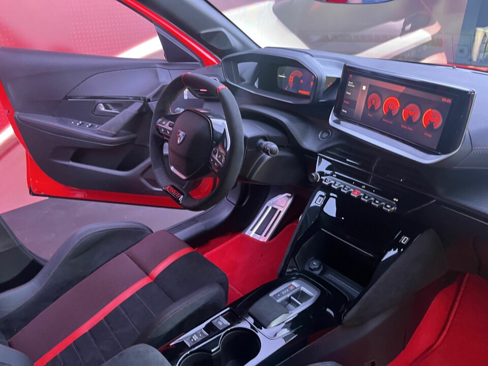 GTI-RØDT: Interiøret oser GTi.