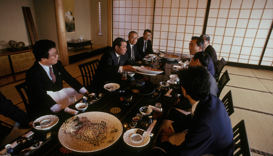 MANNDOMSPRØVE: En gjeng velsoignerte herrer inntar et fugumåltid på restaurant i Japan.