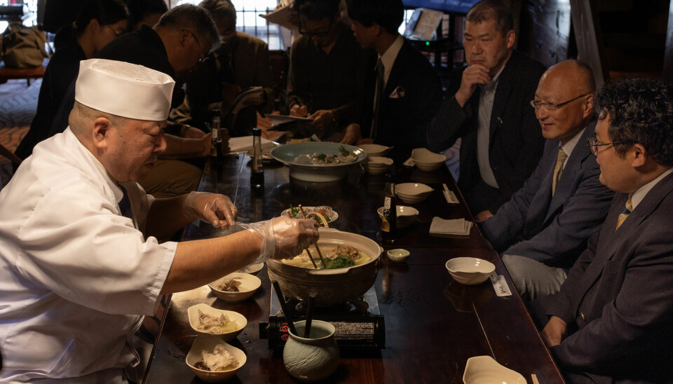 STÅLKONTROLL: Fugukokk Etsuo Kawase (50) serverer fugu til gjester ved sin restaurant i Asago i Japan.
