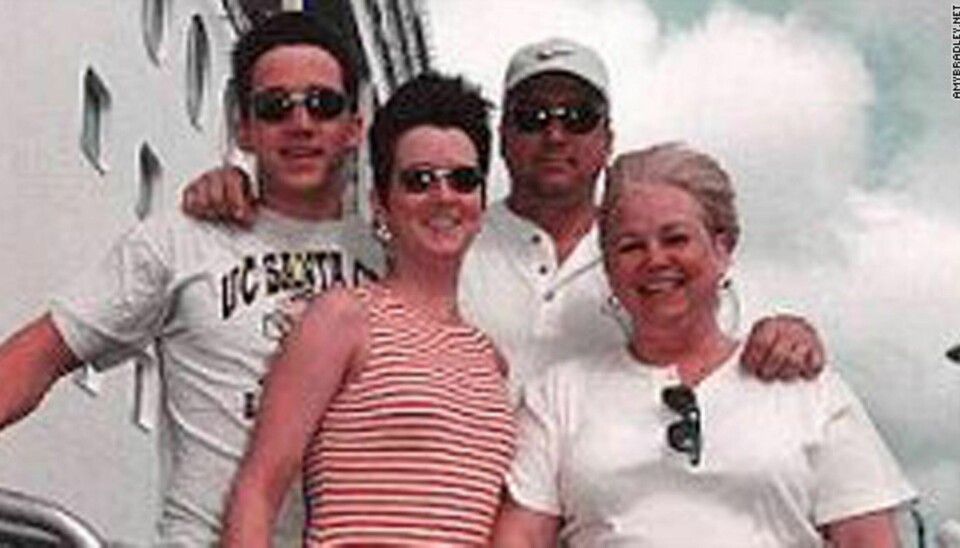 LYKKETREFF ENDTE I TRAGEDIE: Familien Bradley om bord «Rhapsody of the Seas». Familieturen endte lite hyggelig. Amy med moren Iva, broren Brad (øverst t.v.) og faren Ron.