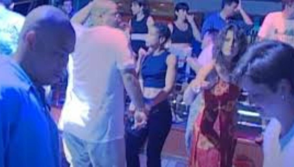 SISTE BILDE: Ett av de siste bildene som ble tatt av Amy, på dansegulvet natten hun forsvant. Amy til høyre. Til venstre Alister Douglas, mannen flere mistenkte for å være innblandet i Amys forsvinning. Douglas har bestandig benektet enhver innblanding og har heller aldri blitt siktet for noe.