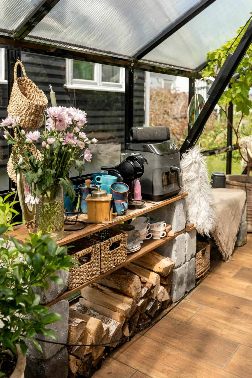SELVBYGGET: Den praktiske hyllen har Anne laget selv av planker som er lagt på lecablokker. Her er det plass til både kaffemaskin og airfryer, så vel som kopper og kar og en stabel med vedkubber.