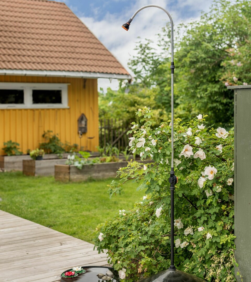UTEDUSJ: Dusjen kobles til hageslangen, og tanken fylles opp i bunnen hvor vannet varmes opp.