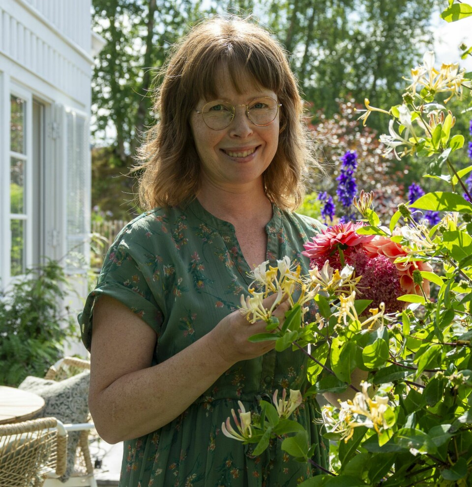 GLAD I BLOMSTER: Kjersti er glad i alt som vokser og gror og ønsket seg en mindre terrassse med blomster og planter tett på. Nå er terrassen forminsket fra 90 til ca 45 kvadratmeter.
