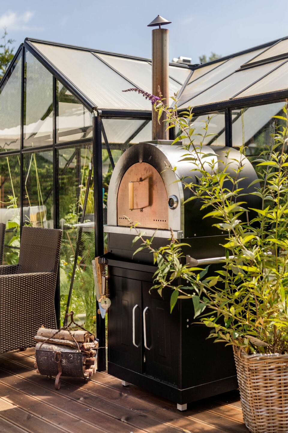 PIZZAOVN: Den store pizzaovnen på plattingen er mye i bruk gjennom sommeren.